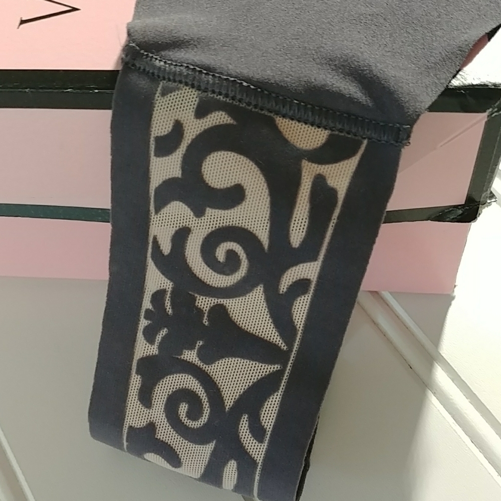 3/$25.- Victoria's Secret Seamless Scroll Thongs - Picture 2 of 9